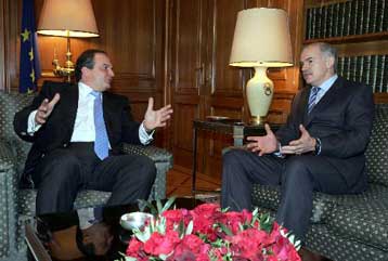 Την Τετάρτη η συνάντηση Καραμανλή – Παπανδρέου για την εξωτερική πολιτική