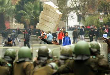 Νέα μαζική διαδήλωση μαθητών στη Χιλή σημαδεύτηκε από συλλήψεις και επεισόδια