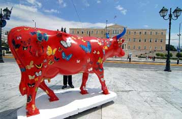 Ζημιές στις εικαστικές αγελάδες στο κέντρο της Αθήνας προκάλεσαν άγνωστοι