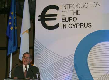 Αντικατάσταση του νομίσματός τους με το ευρώ διεκδικούν οι Τουρκοκύπριοι