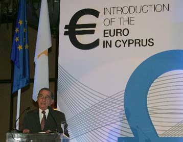 «Πυρετός» πολιτικών διαβουλεύσεων στην Κύπρο εν όψει ανασχηματισμού