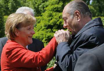 Κοινή έκκληση Σιράκ-Μέρκελ για την αποδοχή του πακέτου κινήτρων από το Ιράν