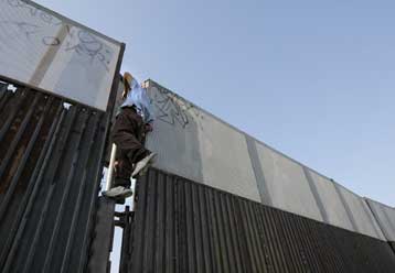 Αρχισαν οι περιπολίες της Εθνοφρουράς των ΗΠΑ στα σύνορα με το Μεξικό