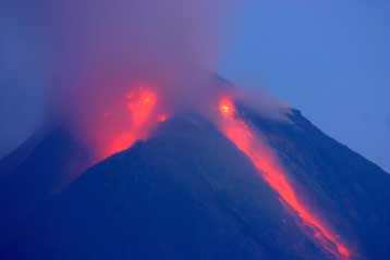 Εκκενώνονται περιοχές στην Ιάβα καθώς το ηφαίστειο Μεράπι «βρυχάται» επικίνδυνα
