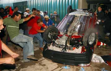 Μαινόμενοι ακτήμονες αγρότες εισέβαλαν στο Κοινοβούλιο της Βραζιλίας