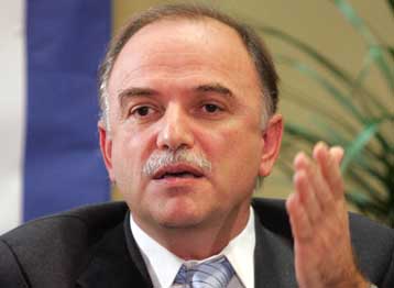 Στην εξίσωση των ορίων ηλικίας συνταξιοδότησης ανδρών-γυναικών επιμένει η Κομισιόν