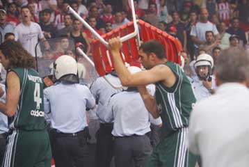 Τρεις αγωνιστικές και πρόστιμο 27.000 ευρώ στον Ολυμπιακό για τα επεισόδια στο ΣΕΦ