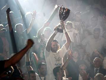 Πρωταθλητής ο Παναθηναϊκός με sweep επί του Ολυμπιακού και βροχή αντικειμένων στο ΟΑΚΑ