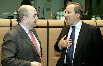 Πρόσθετα μέτρα για τη μείωση του ελλείμματος το 2007 ζητεί η Κομισιόν