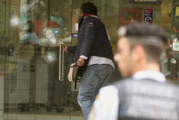 Δύο αστυνομικοί και ένας ληστής τραυματίστηκαν από ανταλλαγή πυρών