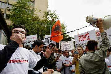 Δεκάδες συλλήψεις σε μαζική διαδήλωση Αλβανών κατά της UNMIK στην Πρίστινα