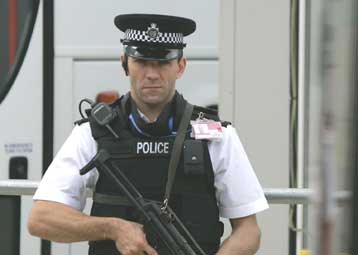 Ελεύθεροι οι δύο νεαροί που συνελήφθησαν σε αντιτρομοκρατική επιχείρηση των Βρετανών