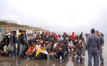 Απόβαση 400 λαθρομεταναστών στις ιταλικές ακτές