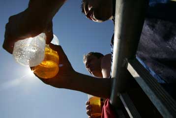 Μεταξύ σκιών στο χορτάρι και φαινομένου του θερμοκηπίου έχει να επιλέξει η FIFA