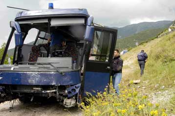 Ένας νεκρός από την πτώση αστυνομικού λεωφορείου σε χαράδρα στα Ιωάννινα