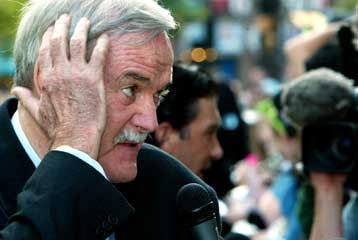 Αποσύρεται από την ενεργό δράση ο Βρετανός κωμικός Τζον Κλιζ