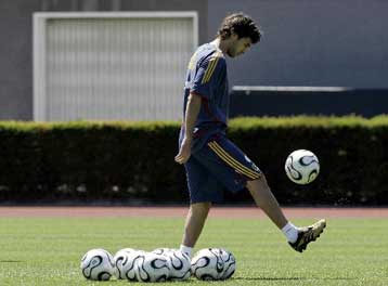 Στον πάγκο της Ισπανίας θα κάτσει πιθανότατα ο Ραούλ στο ματς με την Ουκρανία