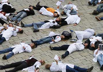 Επ αόριστον απεργία αποφάσισαν οι γιατροί στη Γερμανία