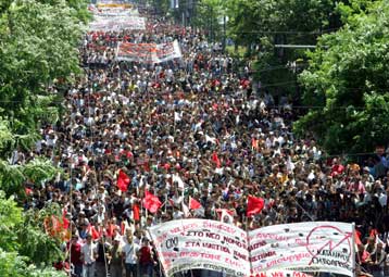 Δεν αρκείται στην αναβολή ψήφισης του νόμου-πλαίσιου για την Παιδεία η αντιπολίτευση