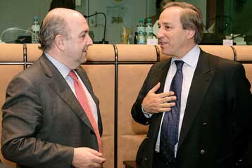 Σε διαρθρωτικά μέτρα και μεταρρύθμιση του ασφαλιστικού καλεί την Ελλάδα η Κομισιόν