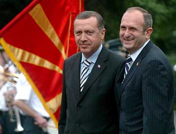Στο πλευρό της ΠΓΔΜ η Τουρκία για ένταξη σε ΝΑΤΟ και ΕΕ