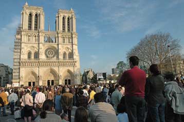 Και το όνομα του Πάπα Ιωάννη Παύλου Β στην πλατεία της Παναγίας των Παρισίων