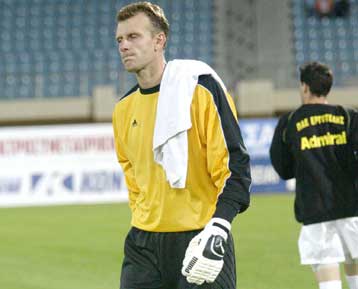 Προειδοποίηση προσφυγής από τον Μπούτσεκ στον Αρη, που βλέπει Ελευθερόπουλο