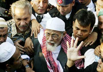 Ελεύθερος αφέθηκε ο «εγκέφαλος» των επιθέσεων στο Μπαλί, Αμπού Μπακάρ Μπασίρ