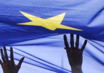 Στο «ψυγείο» το Ευρωσύνταγμα, συζήτηση για τα «σύνορα» της ΕΕ στη Σύνοδο Κορυφής