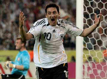 Ο Νόιβιλ πέτυχε στην εκπνοή ό,τι δεν κατάφεραν οι υπόλοιποι Γερμανοί επί 90 λεπτά