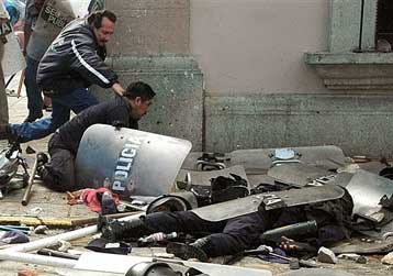 Σφοδρές συγκρούσεις μεταξύ αστυνομικών και απεργών δασκάλων στο Μεξικό