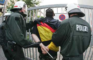 Σοβαρά επεισόδια και συλλήψεις 170 Γερμανών και Πολωνών οπαδών στο Ντόρτμουντ