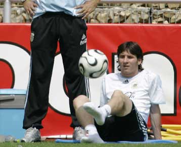 Στη διάθεση του Πέκερμαν ο Μέσι, αλλάζει τον Καμπιάσο