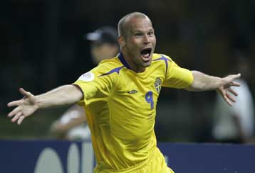 Ο Λιούνγκμπεργκ στο 89 έφερε τη Σουηδία κοντά στους «16» και απέκλεισε την Παραγουάη