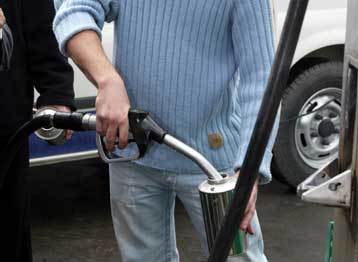 Ευθύνες για σοβαρές παραβάσεις σε 52 ελεγκτές καυσίμων του υπουργείου Ανάπτυξης