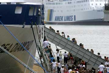 Αναταραχή στο λιμάνι του Πειραιά από τηλεφώνημα για βόμβα στο «Sea Diamond»