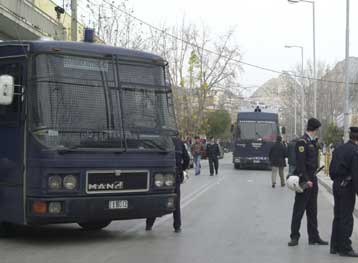 Εισβολή 50 μελών της «Χρυσής Αυγής» στο κτίριο της ΕΤ-3