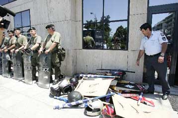 Δίωξη για διατάραξη ειρήνης και παράνομη βία ασκήθηκε σε 48 μέλη της «Χρυσής Αυγής»