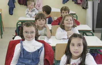 Μείωση μαθητών σε δημοτικό και γυμνάσιο, αύξηση διδακτικού προσωπικού το 2005-2006