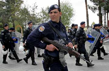 Κάθειρξη 40 ετών στους δύο Τούρκους χωροφύλακες για τα επεισόδια στο Σεμντινλί