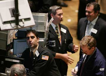 Πτώση στη Γουόλ Στριτ, άνοδος στις ευρωπαϊκές αγορές τη Δευτέρα