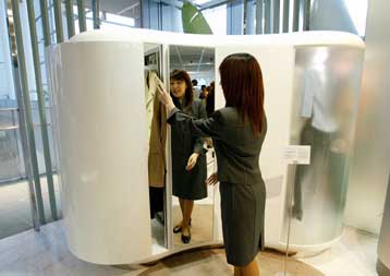 «Έξυπνα» υφάσματα και «μαγικοί» καθρέφτες φέρνουν την επανάσταση στον κλάδο ένδυσης