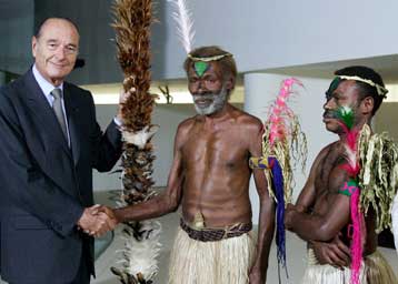 Ένα αμφιλεγόμενο μουσείο – «κληρονομιά» στο γαλλικό λαό εγκαινίασε ο Ζακ Σιράκ