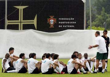 Μεξικό για δύο αποτελέσματα, Αγκόλα για ένα, με στόχο τη δεύτερη προνομιούχα θέση