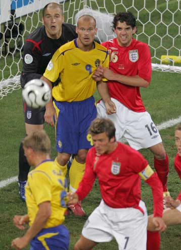 Σουηδοί ευχαριστημένοι, Αγγλοι προβληματισμένοι με 2-2 και τον Όουεν