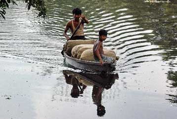 Περισσότεροι από 100 νεκροί από πλημμύρες και κατολισθήσεις στην Ινδονησία