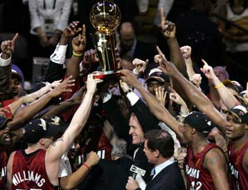 Πρωταθλητές NBA οι Χιτ που έσπασαν το πλεονέκτημα έδρας των Μάβερικς
