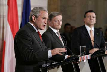 Χρονοτριβεί η Τεχεράνη λέει ο Μπους, ζητώντας σκληρό διπλωματικό μέτωπο