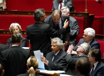 Συγγνώμη Ντε Βιλπέν στον Φρανσουά Ολάντ για το φραστικό επεισόδιο στη Βουλή