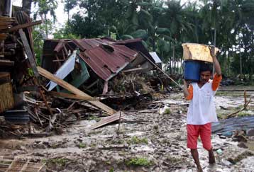 Στους 200 οι νεκροί από τις πλημμύρες στην Ινδονησία